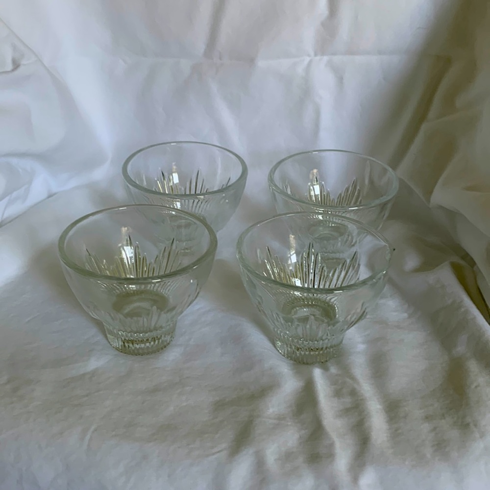 4 Small cocktail glasses.